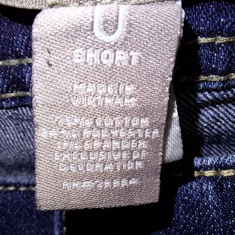 A pair of Chico's ladies skinny jeans in a size 0. They're pre-loved in great